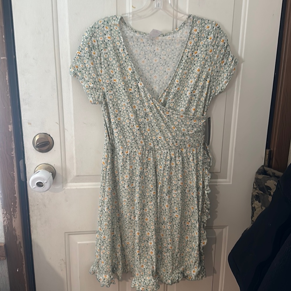 NO BOUNDARIES JUNIORS DAISY PRINTED DRESS: GREEN: NWT: SZ L